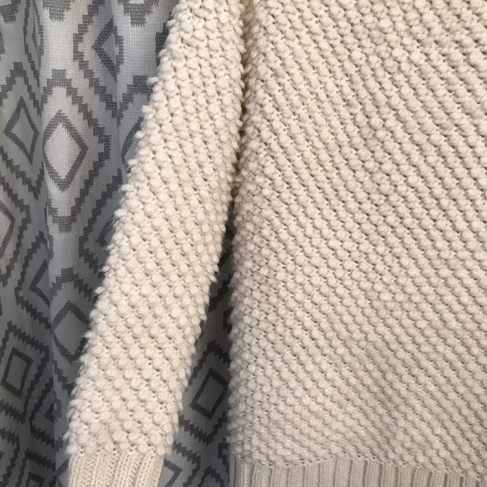 AMERICAN EAGLE WHITE SWEATER